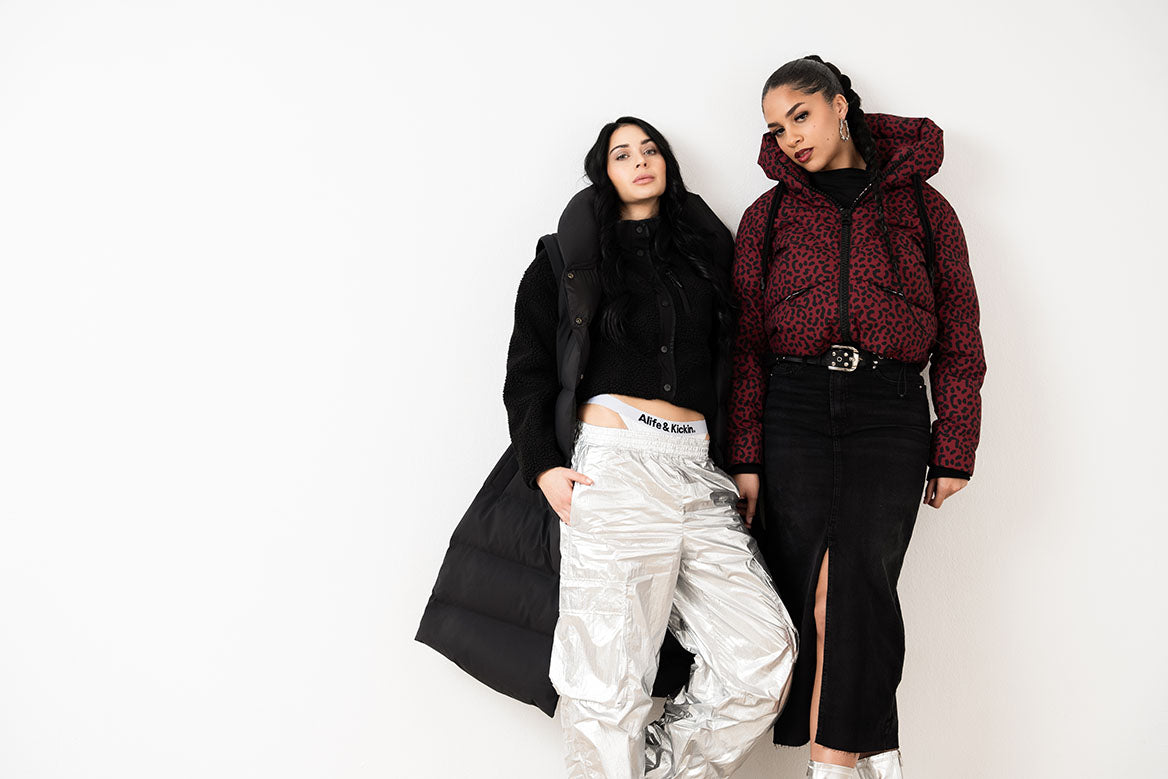 Stilvolle Alife & Kickin Damen Mode mit femininen Schnitten und nachhaltigen Details der aktuellen Streetwear-Kollektion.