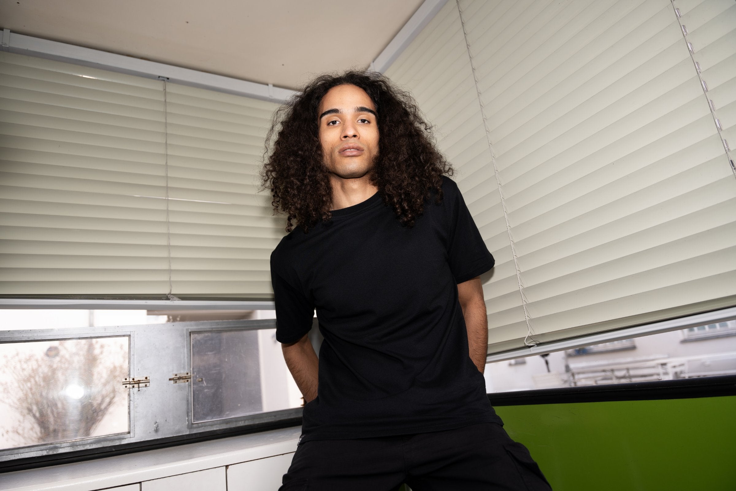 Auch als Mann schreitet man mit der Kleidung von Alife and Kickin perfekt durch den Tag.