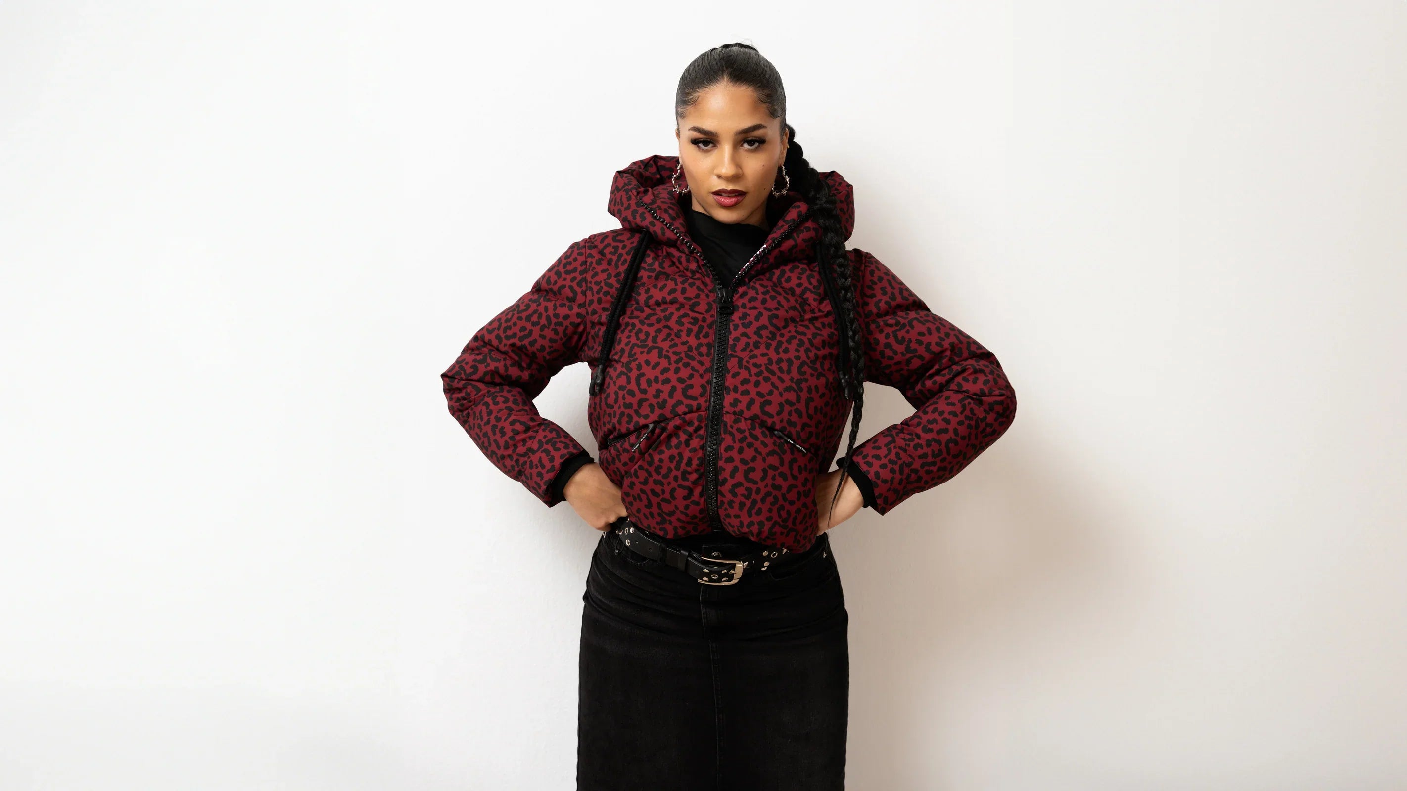 Gefütterte Alife & Kickin Damen Winterjacke mit Kapuze und markentypischen Details für optimalen Kälteschutz im Winter.