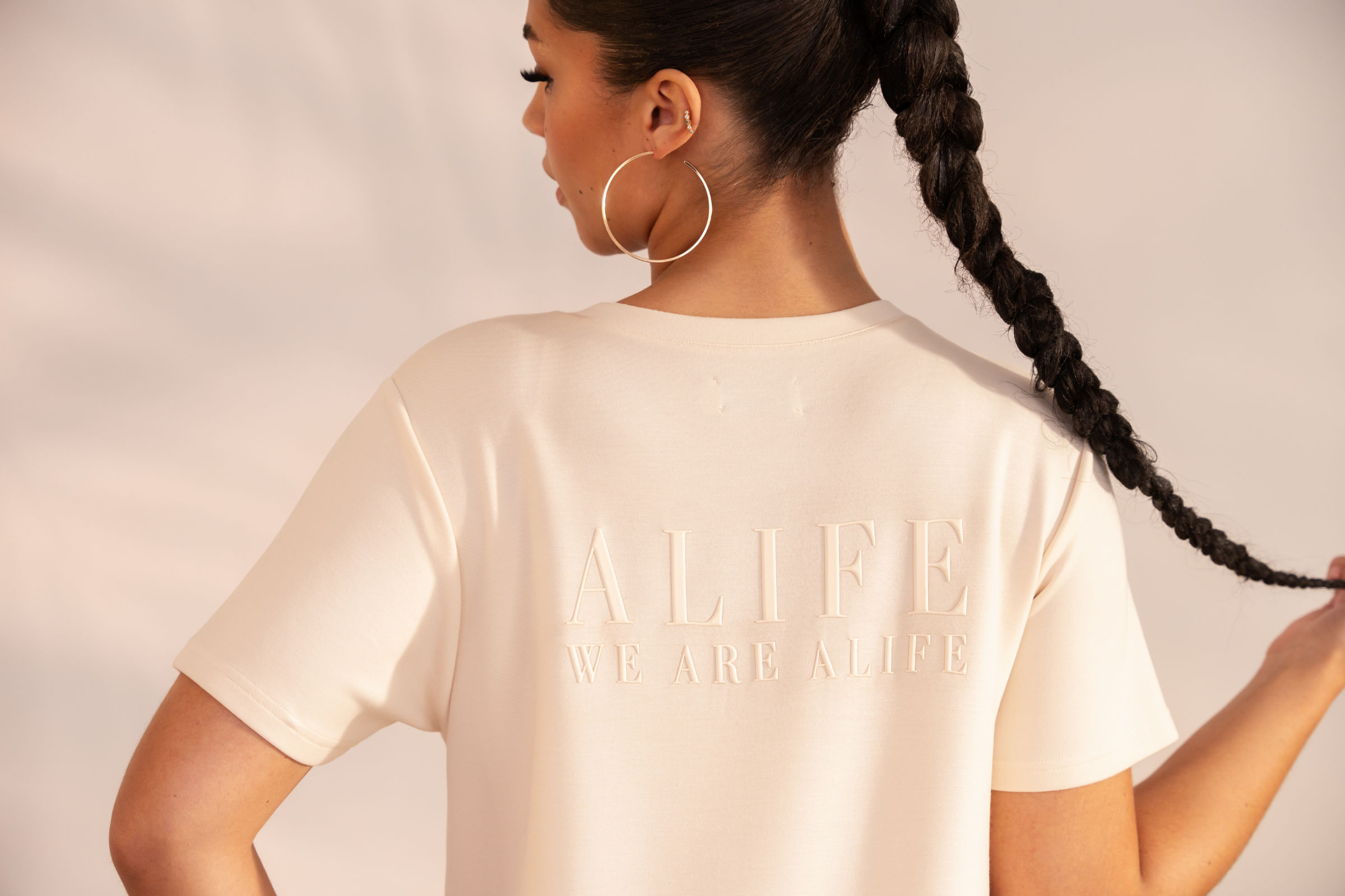 Alife & Kickin Damen T-Shirts und Tops mit verspielten Prints und femininen Schnitten in hochwertiger Streetwear-Qualität.