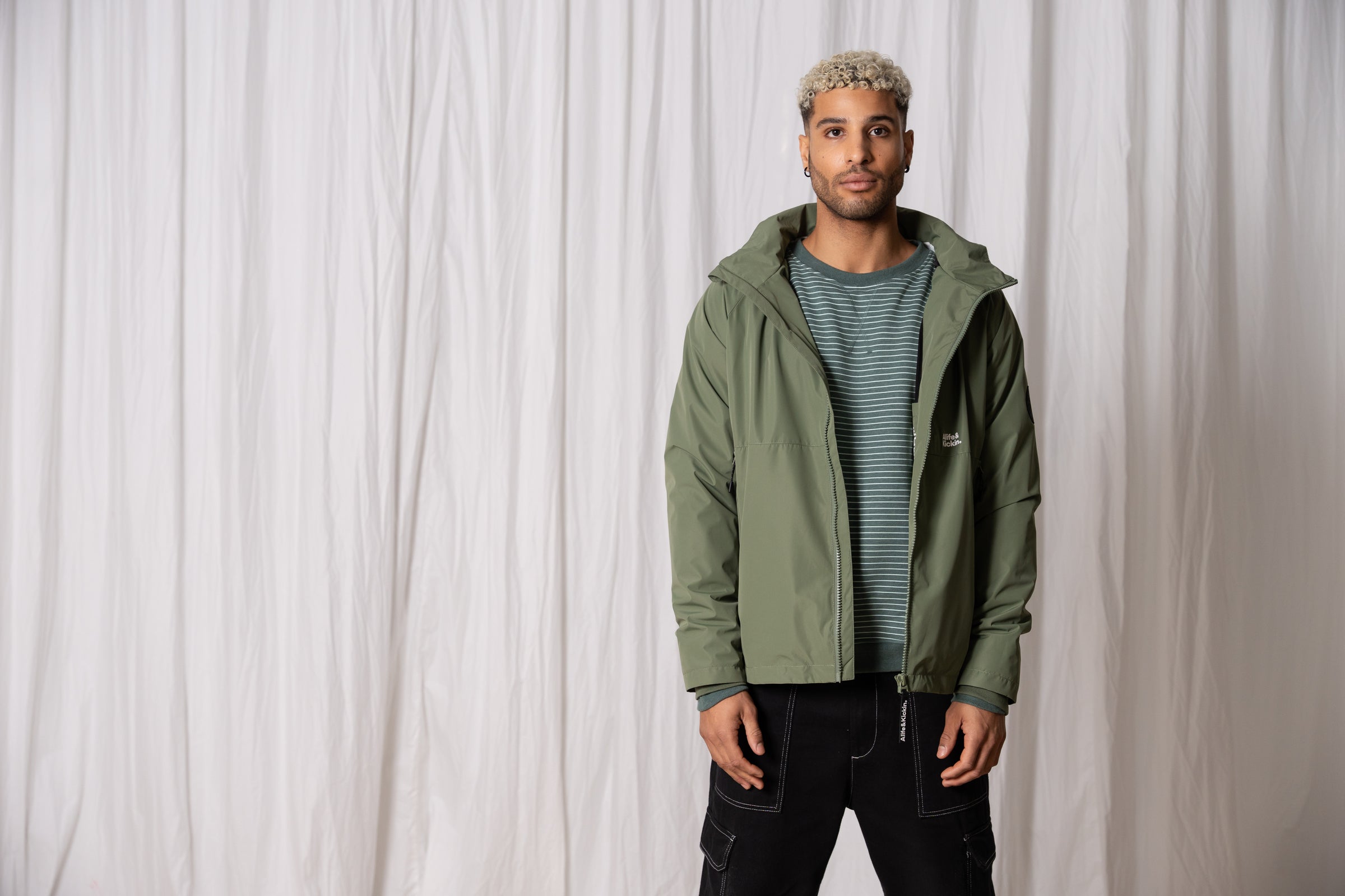 Auch Männer können lässige Sweatjacken tragen. Die Jacken bieten eine weiche Innenseite und schmiegen sich angenehm an die Haut.