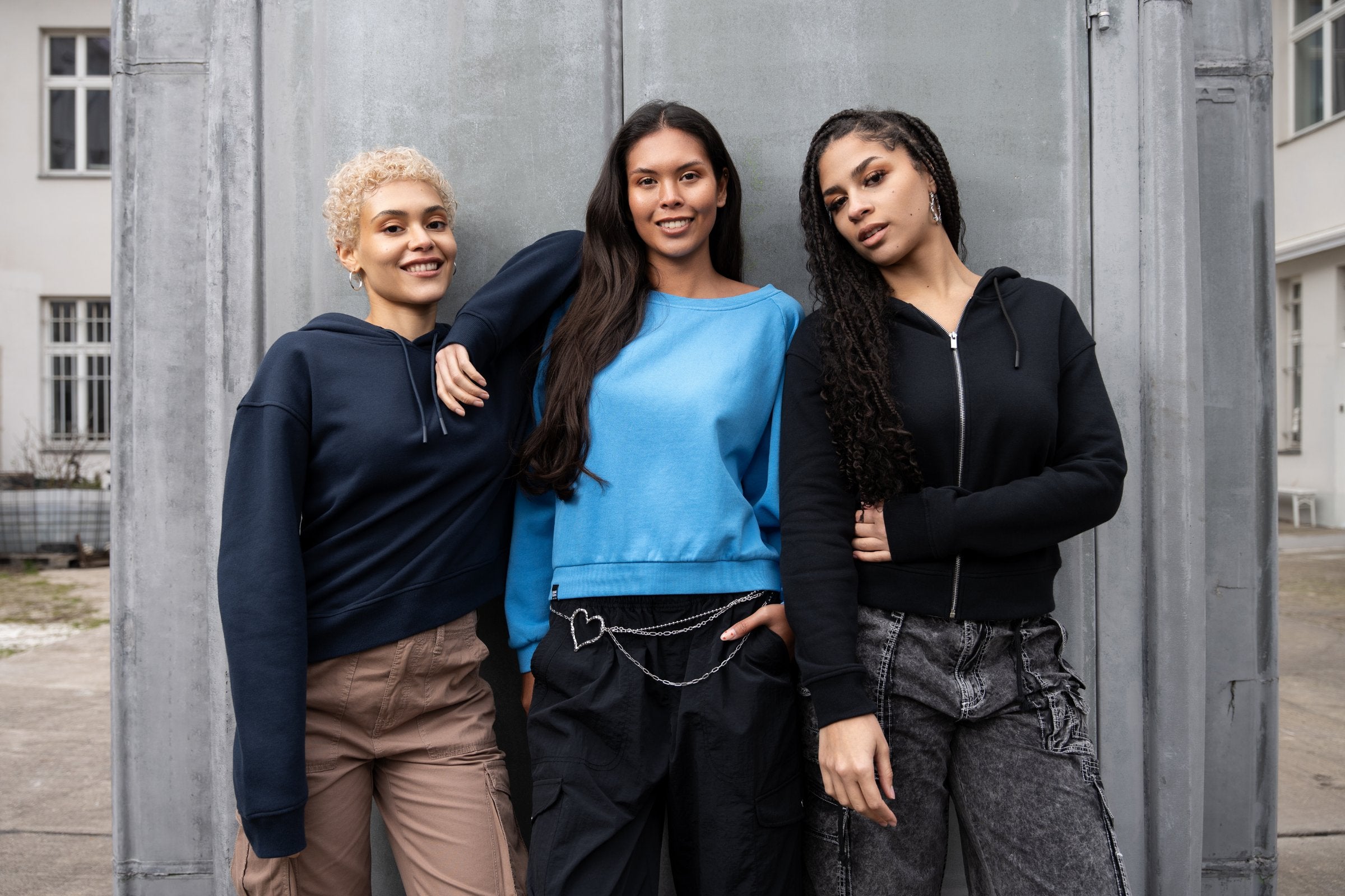 Angesagte Sweatartikel von Alife and Kickin überzeugen auf ganzer Linie. Egal ob Hoodie, Sweater, Sweatkleid oder Jacke, bei uns findest du alles.