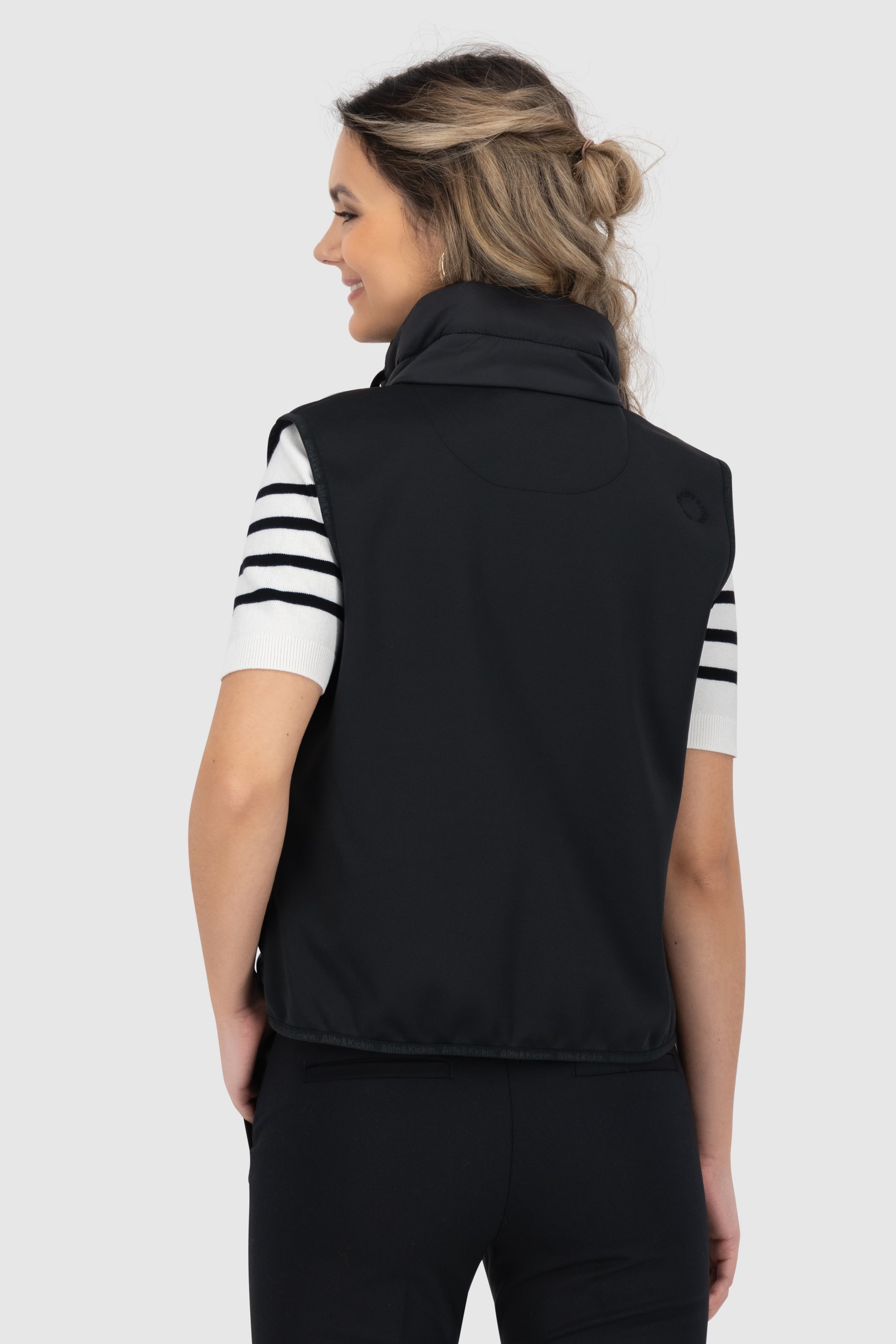 RujaAK A Short Vest Schwarz