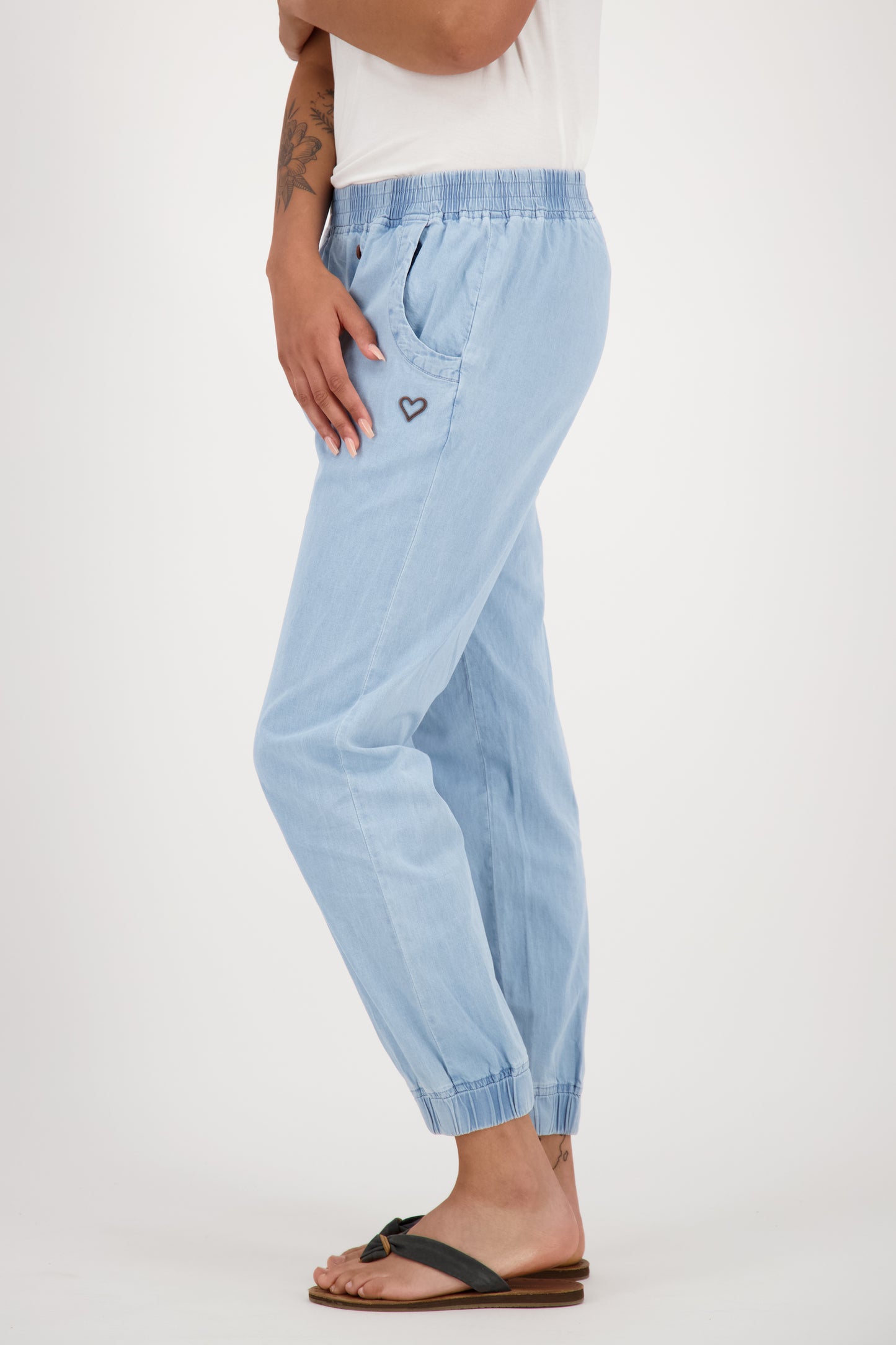 Cooler Denim-Look für Damen - Die Hose AlexisAK DNM Hellblau
