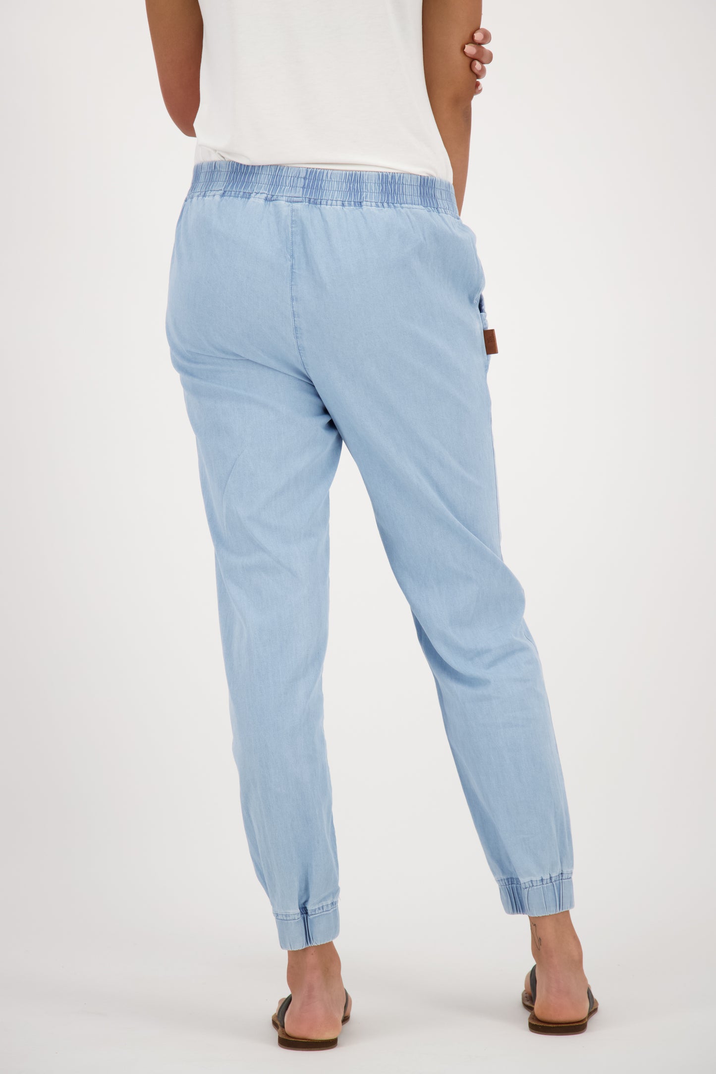 Cooler Denim-Look für Damen - Die Hose AlexisAK DNM Hellblau