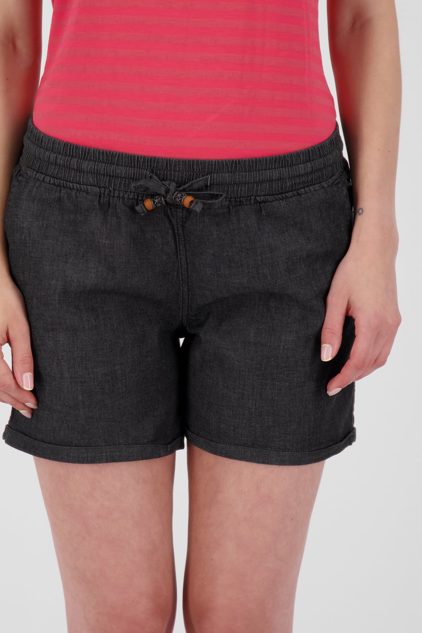 Sommerliche Damenshorts - Entdecke die JaneAK von Alife and Kickin Schwarz