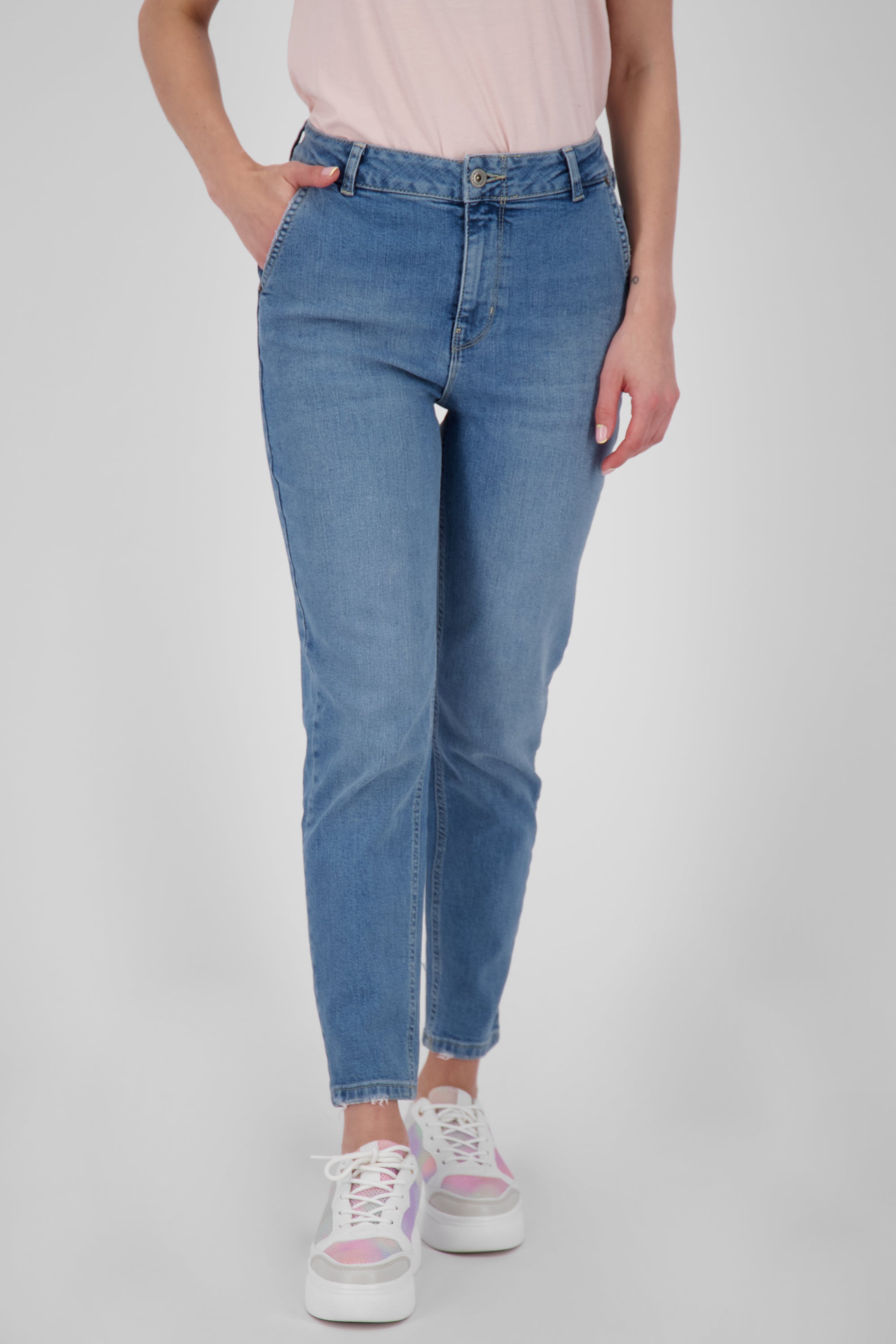 Trendige Mom-Jeans für Damen - LaureenAK DNM A von Alife and Kickin Hellblau