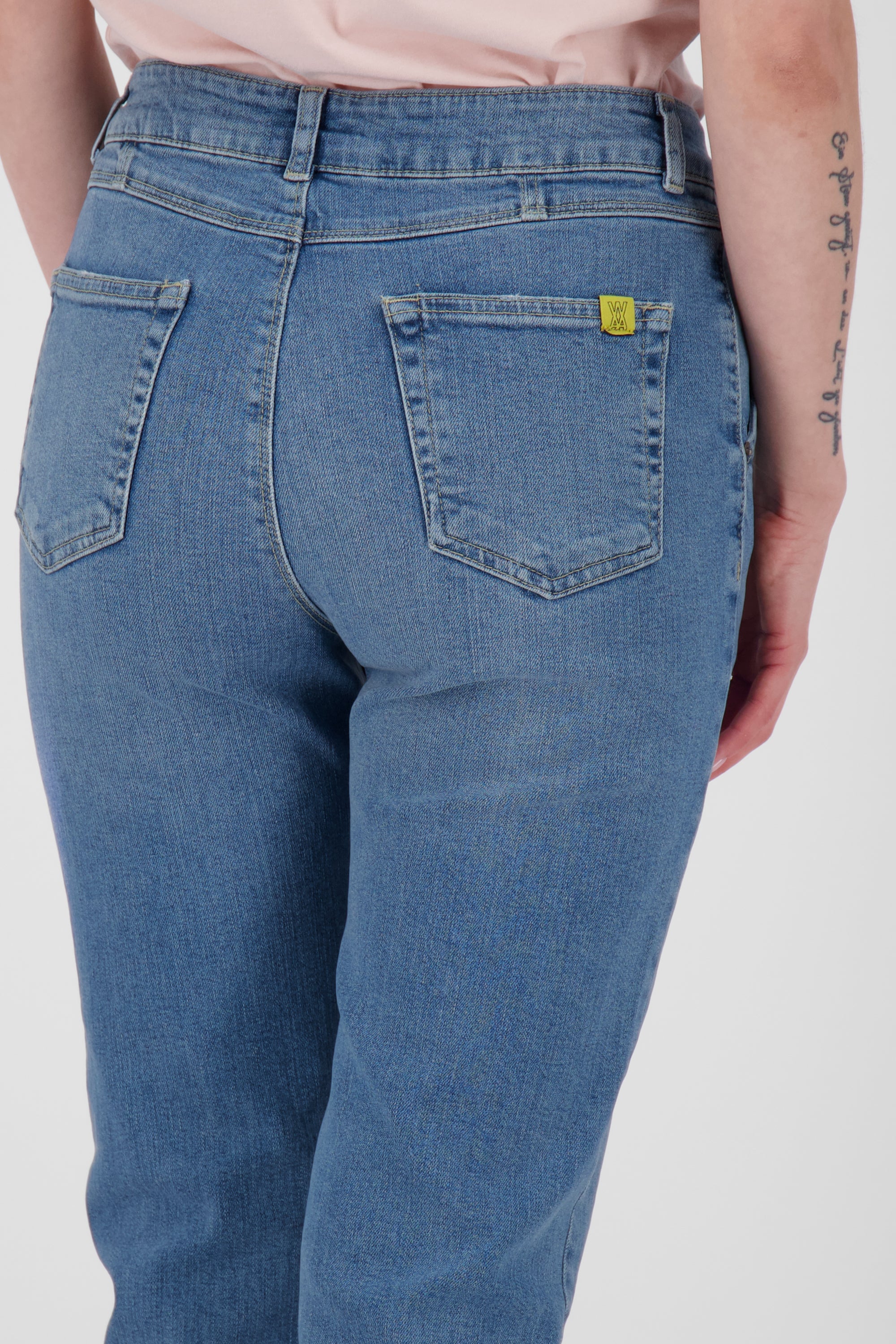 Trendige Mom-Jeans für Damen - LaureenAK DNM A von Alife and Kickin Hellblau
