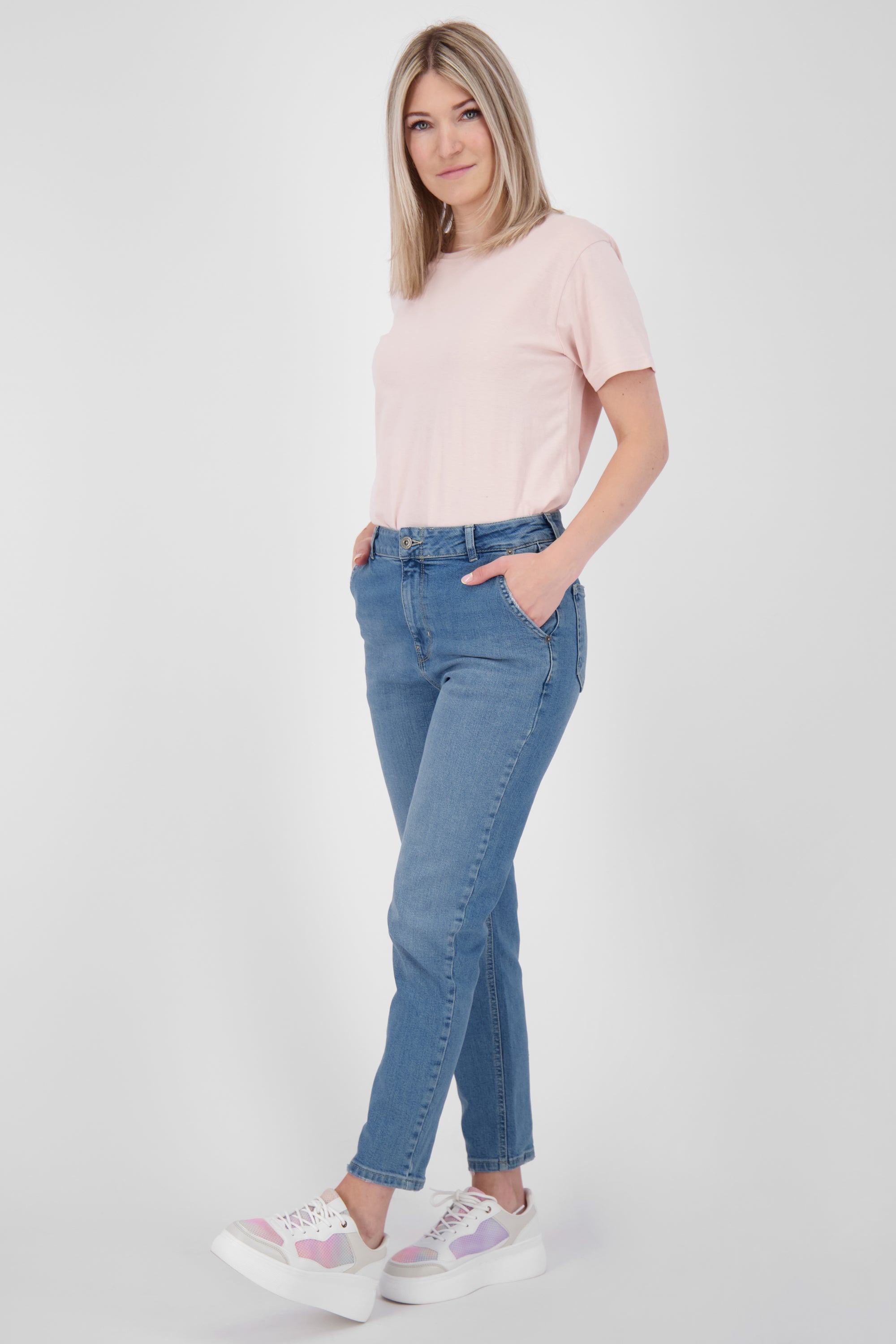 Trendige Mom-Jeans für Damen - LaureenAK DNM A von Alife and Kickin Hellblau