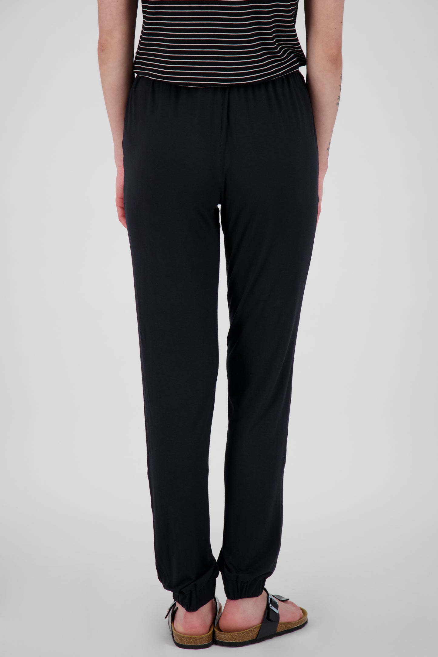 Stilvoll und bequem - AliceAK A Jogginghose für Damen Schwarz