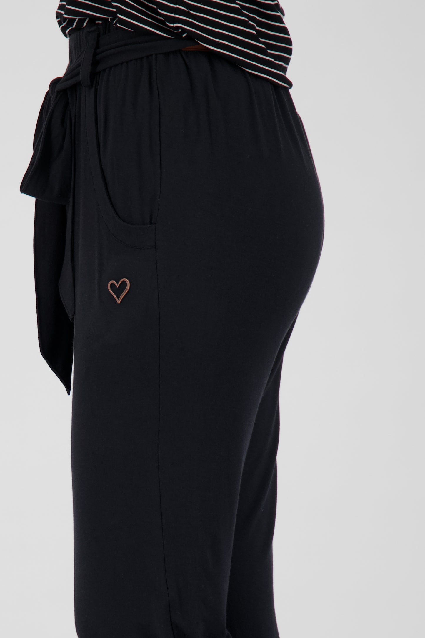Stilvoll und bequem - AliceAK A Jogginghose für Damen Schwarz
