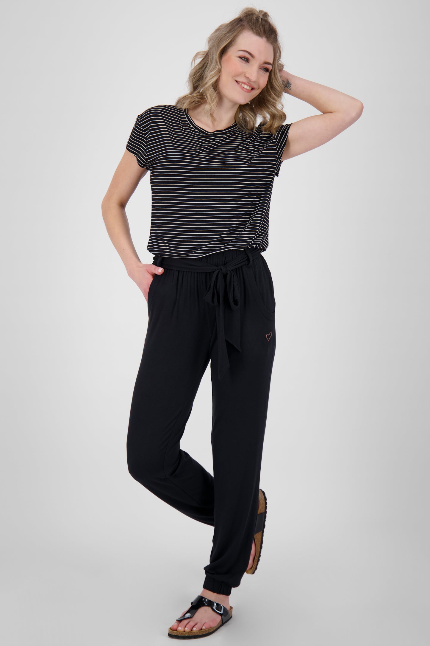 Stilvoll und bequem - AliceAK A Jogginghose für Damen Schwarz