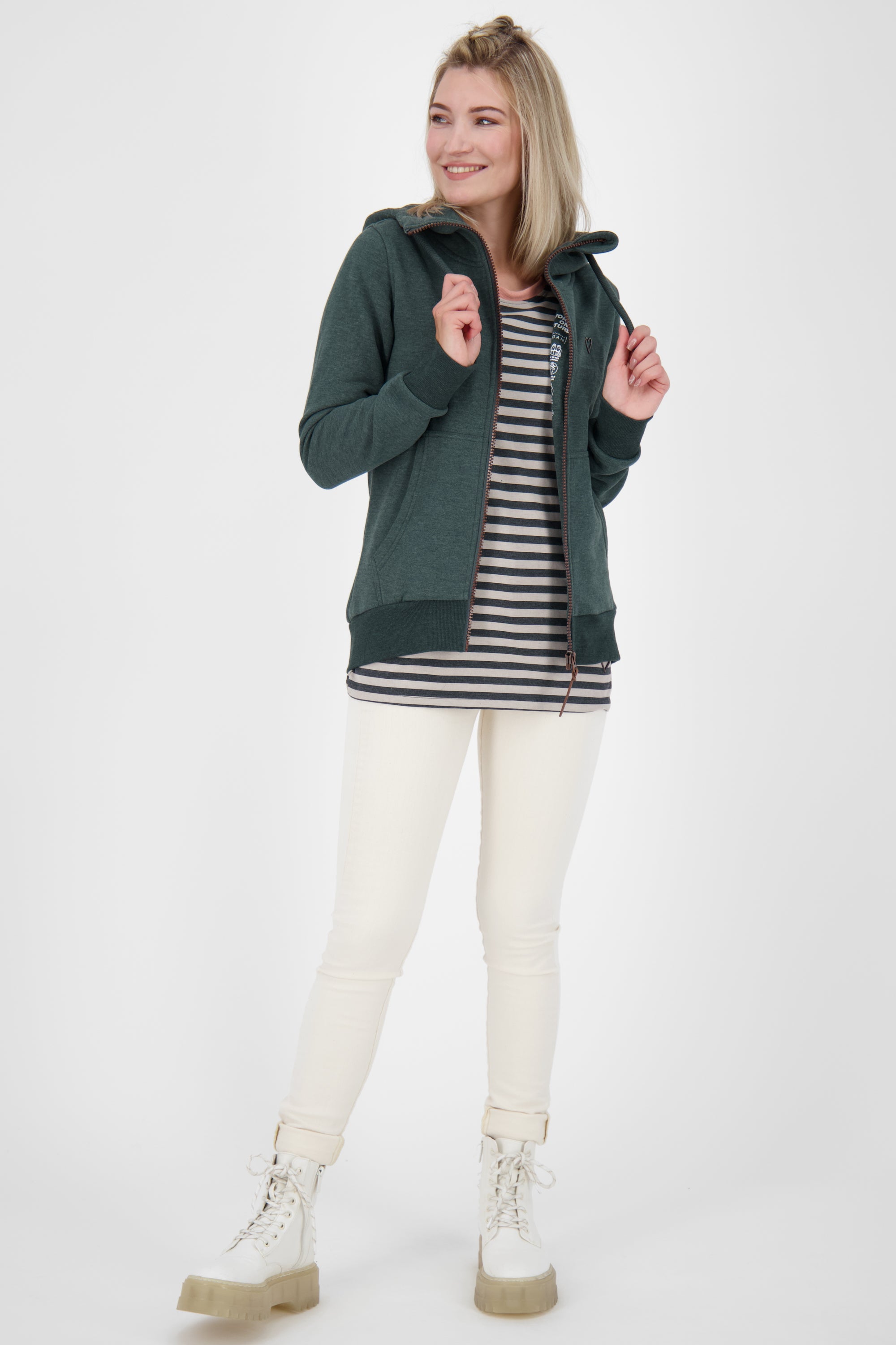 Cooler Look mit der Damensweatjacke YasminAK A Dunkelgrün