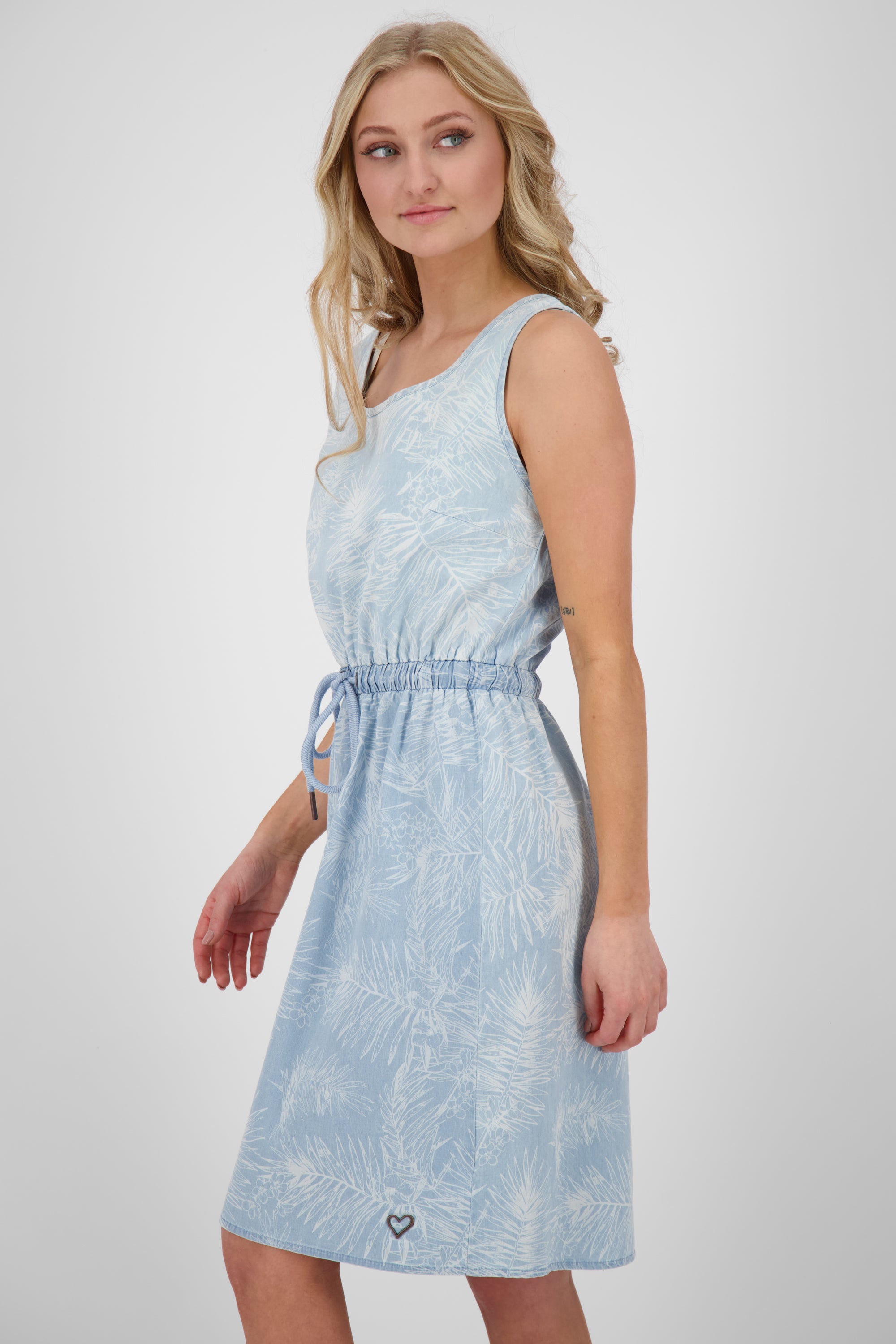 Alife and Kickin Kleid DojaAK - Legerer Denim-Look mit Herz-Logo Hellblau