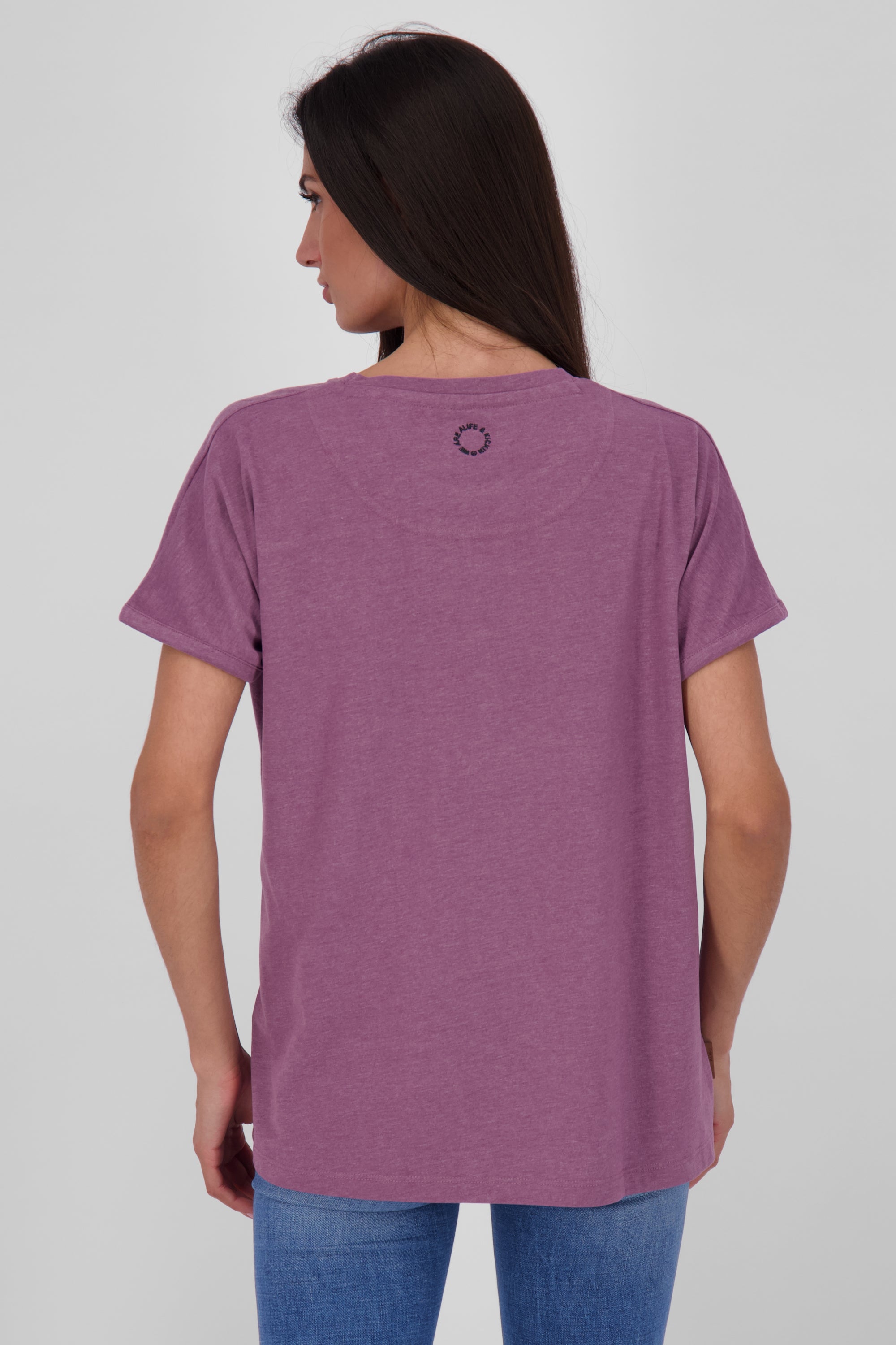 Fließende Silhouette mit dem Damenshirt DiniAK A von Alife and Kickin Violett