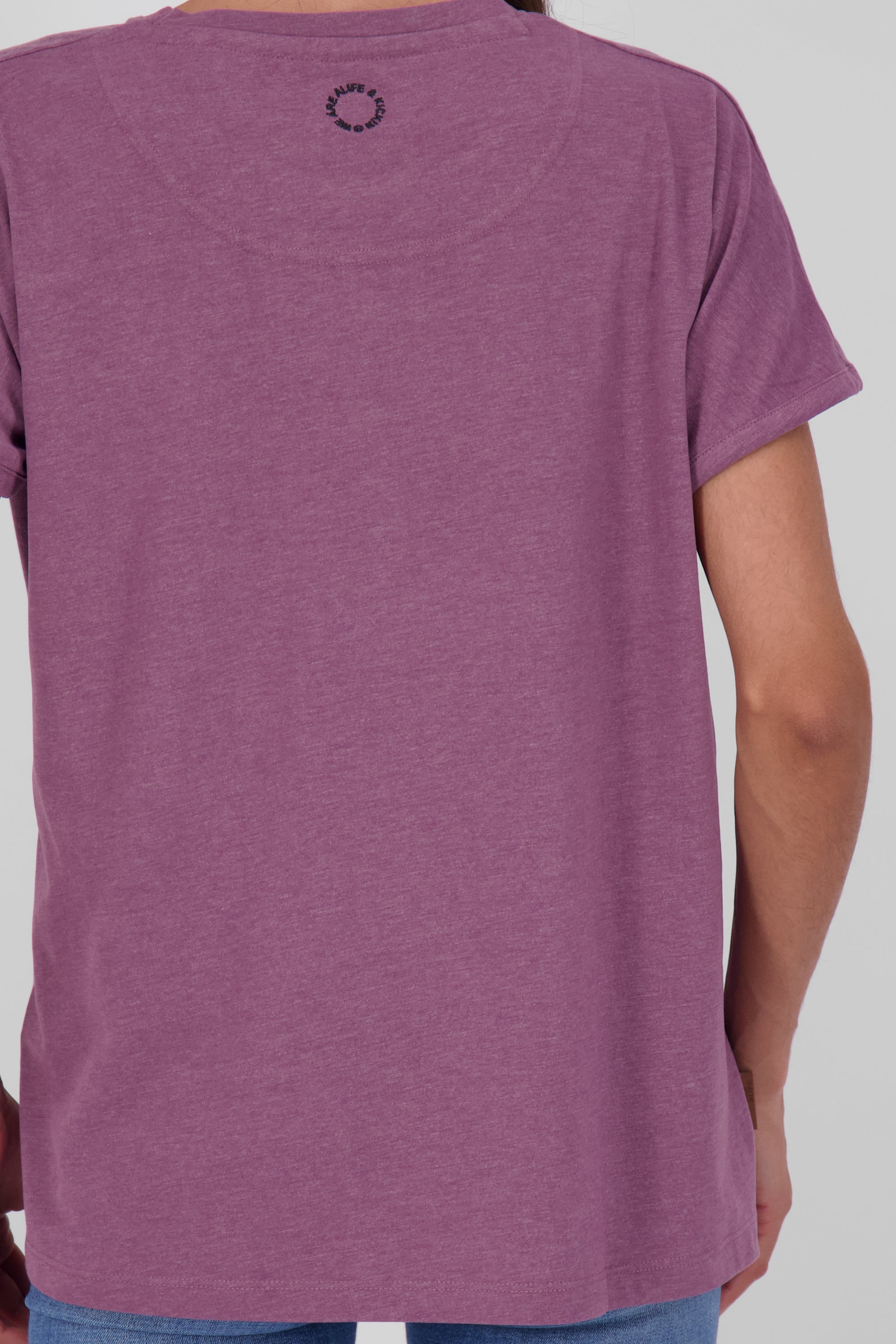 Fließende Silhouette mit dem Damenshirt DiniAK A von Alife and Kickin Violett