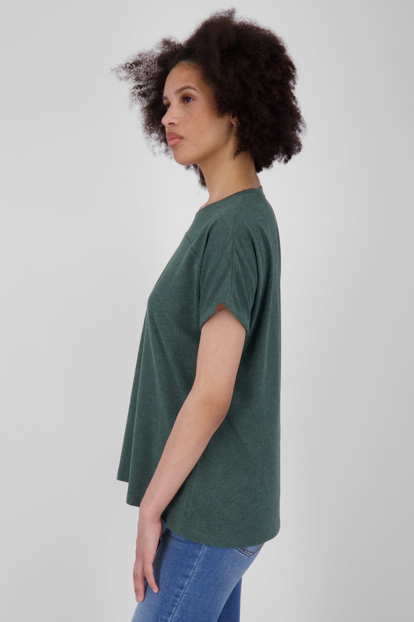 Fließende Silhouette mit dem Damenshirt DiniAK A von Alife and Kickin Dunkelgrün