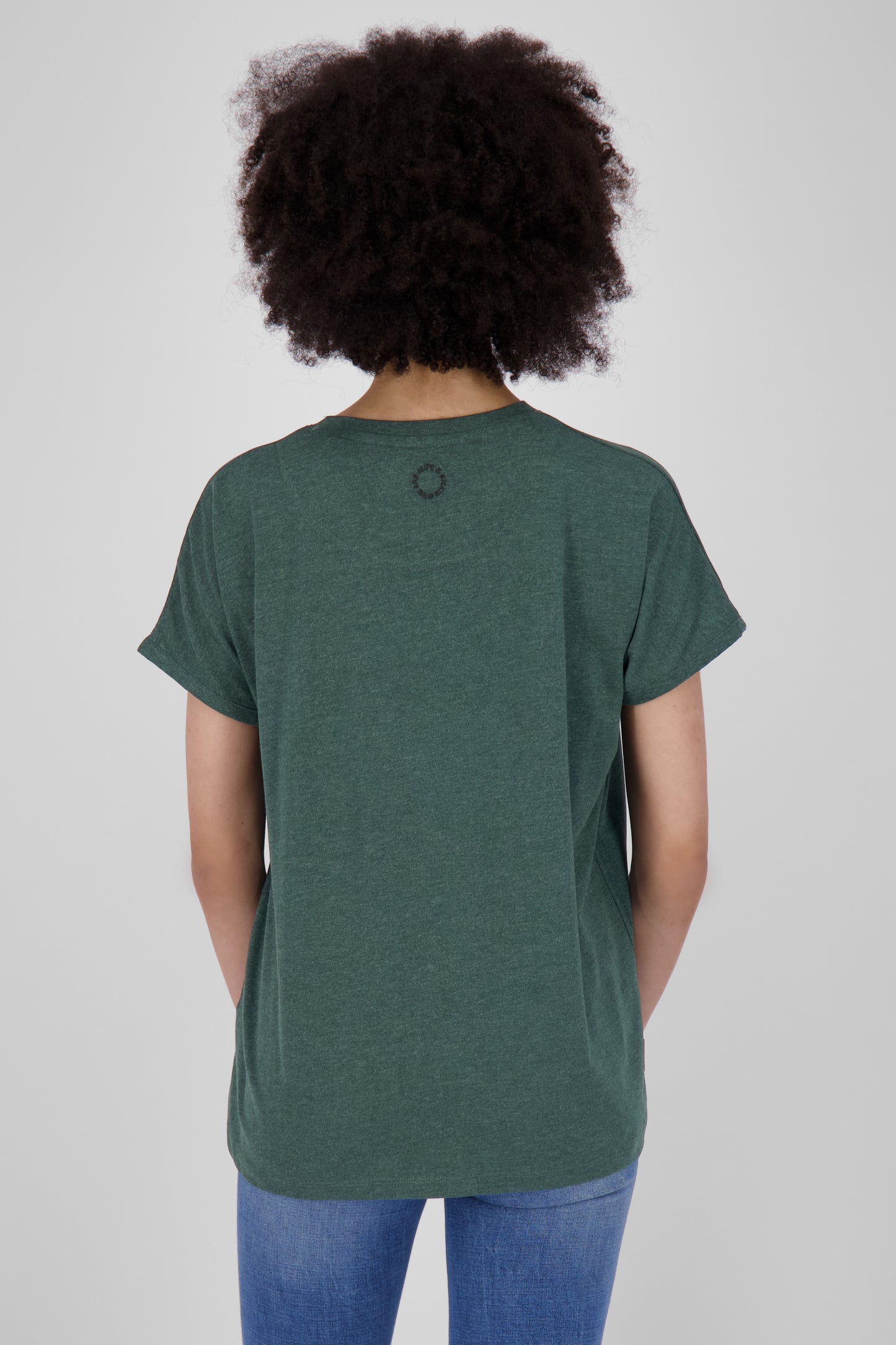 Fließende Silhouette mit dem Damenshirt DiniAK A von Alife and Kickin Dunkelgrün