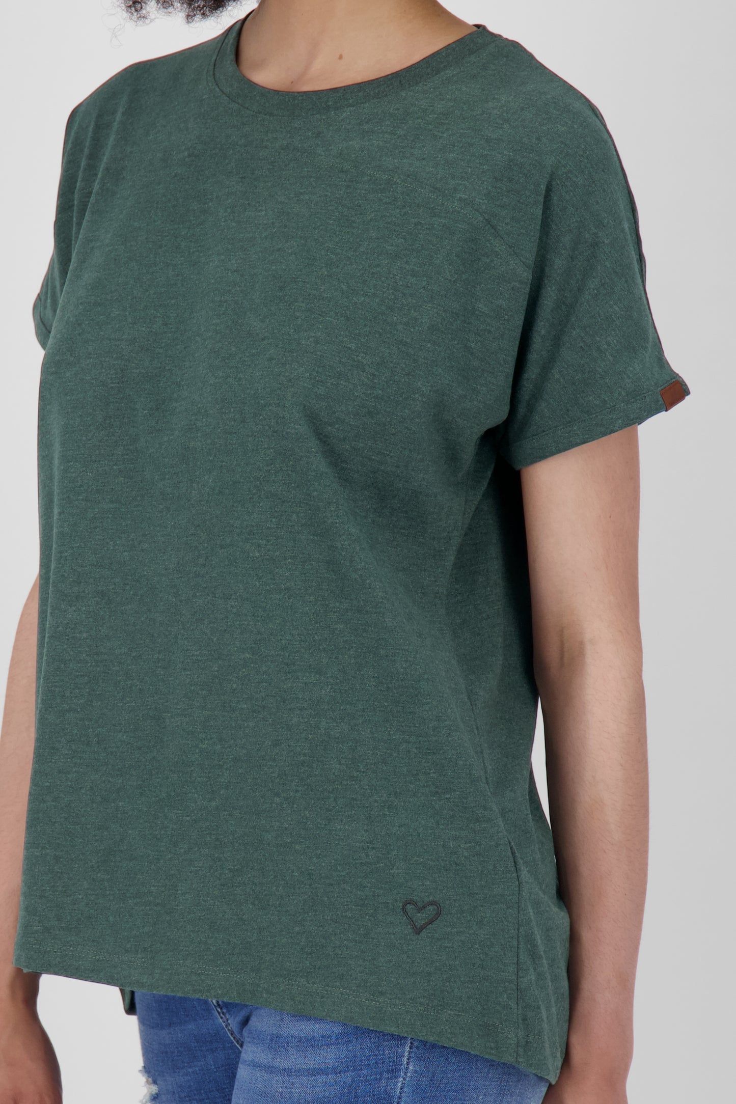 Fließende Silhouette mit dem Damenshirt DiniAK A von Alife and Kickin Dunkelgrün