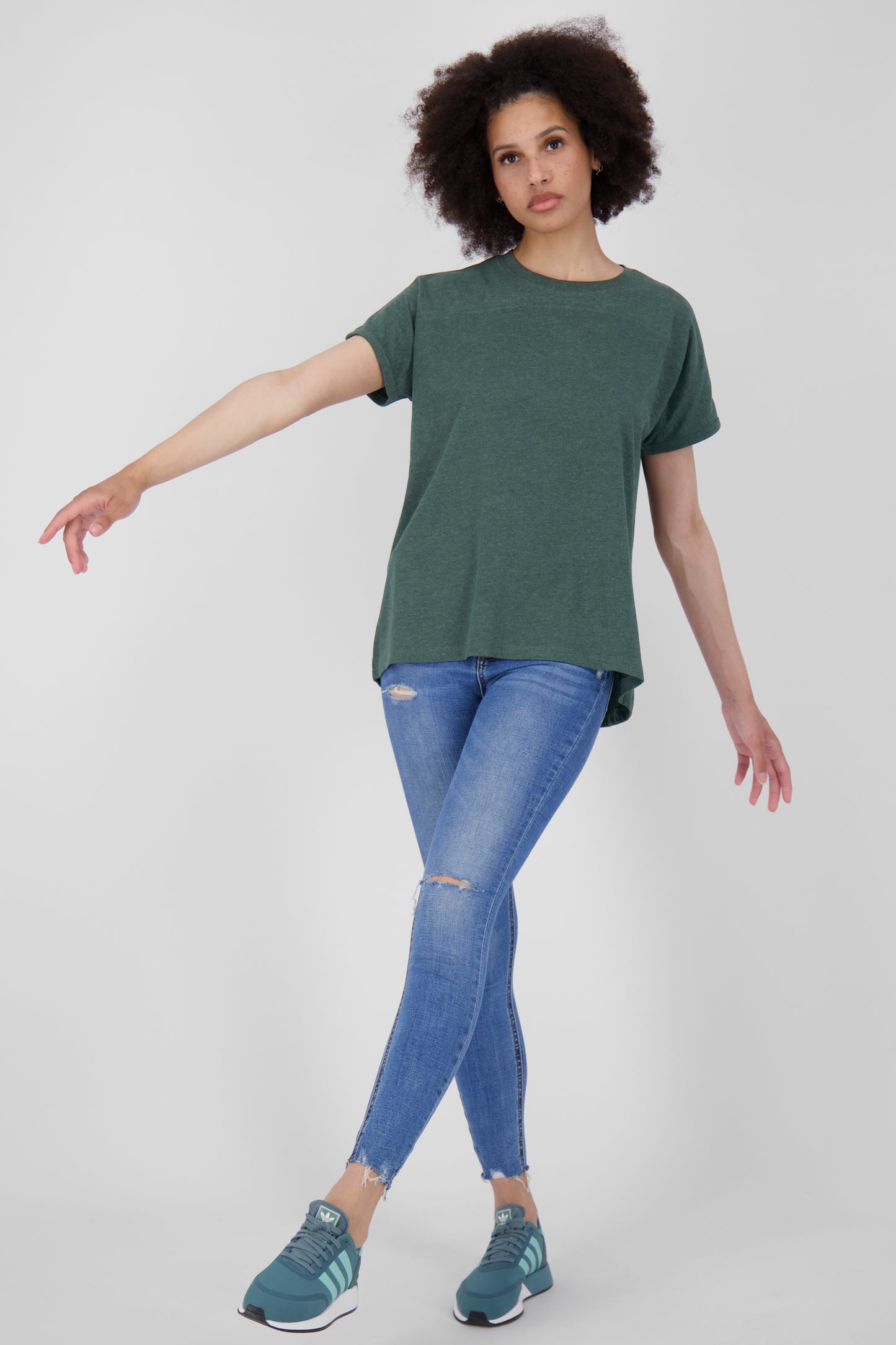Fließende Silhouette mit dem Damenshirt DiniAK A von Alife and Kickin Dunkelgrün