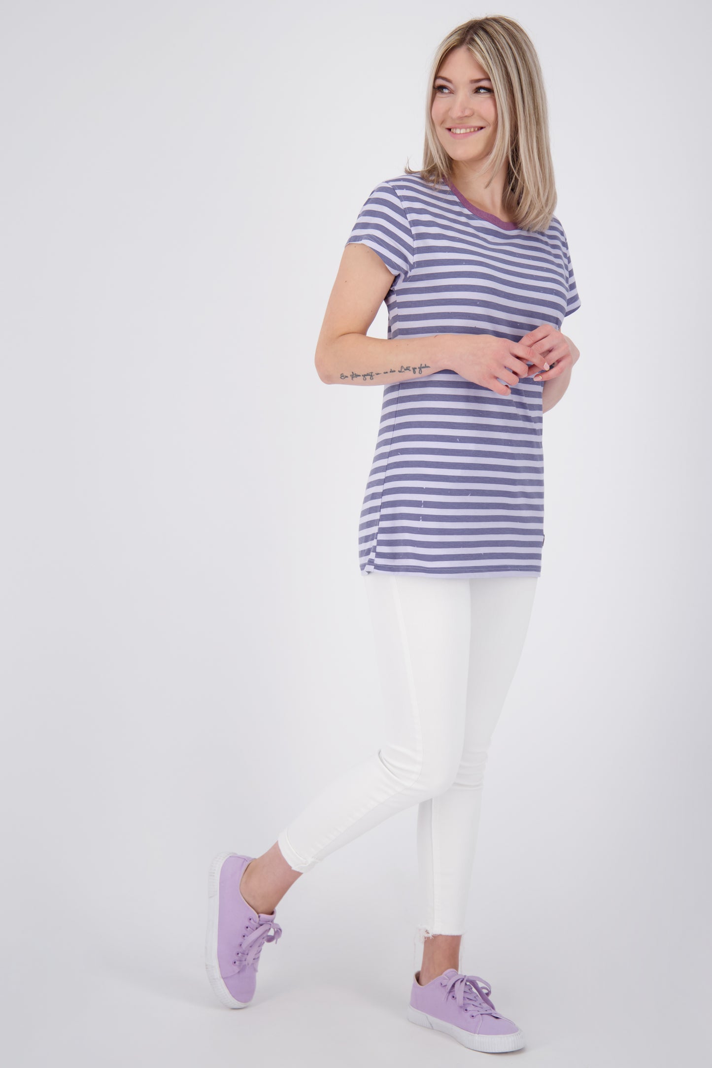 AmandaAK Z das perfekte gestreifte Sommershirt für Damen Violett