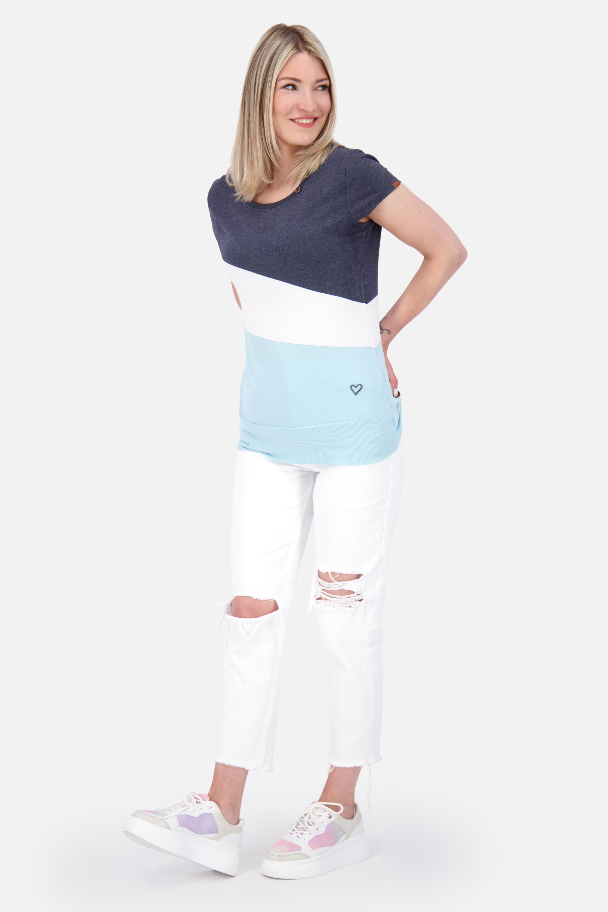 CordelieAK A von Alife and Kickin: Bequemes T-Shirt mit Zierknöpfen Hellblau