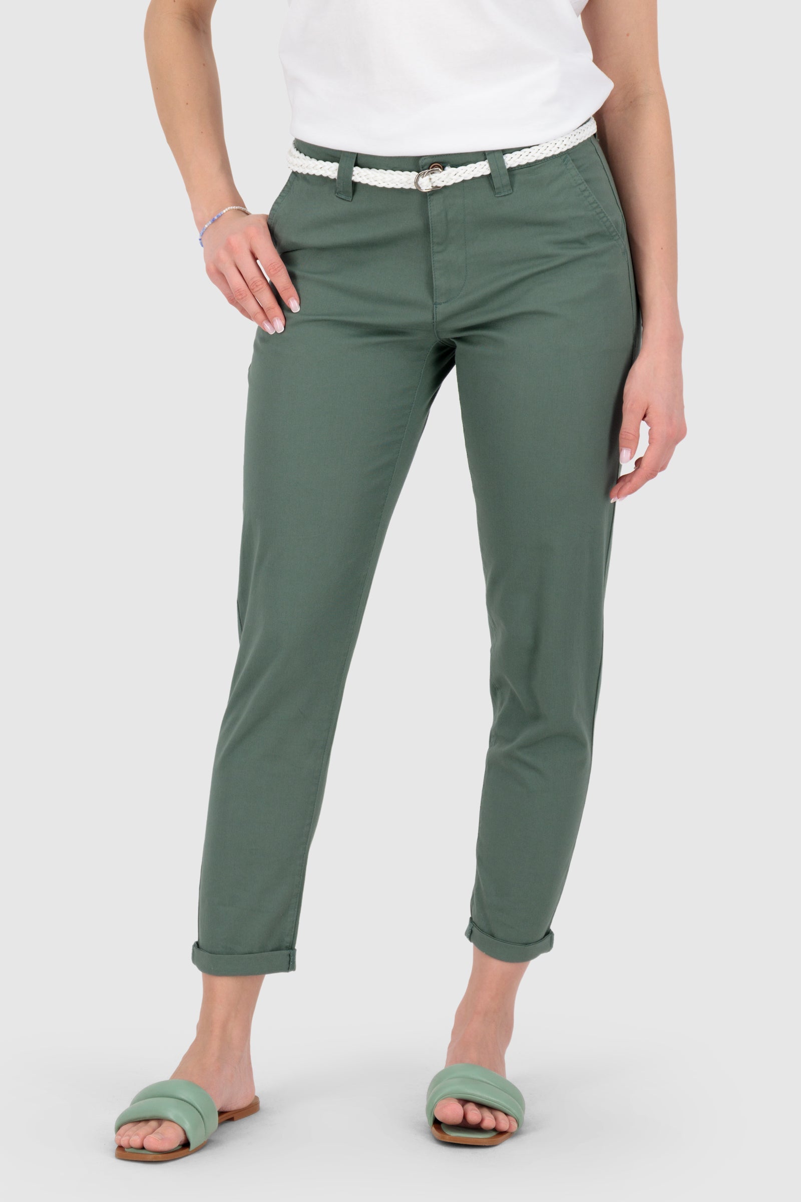 Modische Alife & Kickin Damen Hose in sportlich-femininem Design mit markentypischen Logo-Details aus veganen Stoffen.