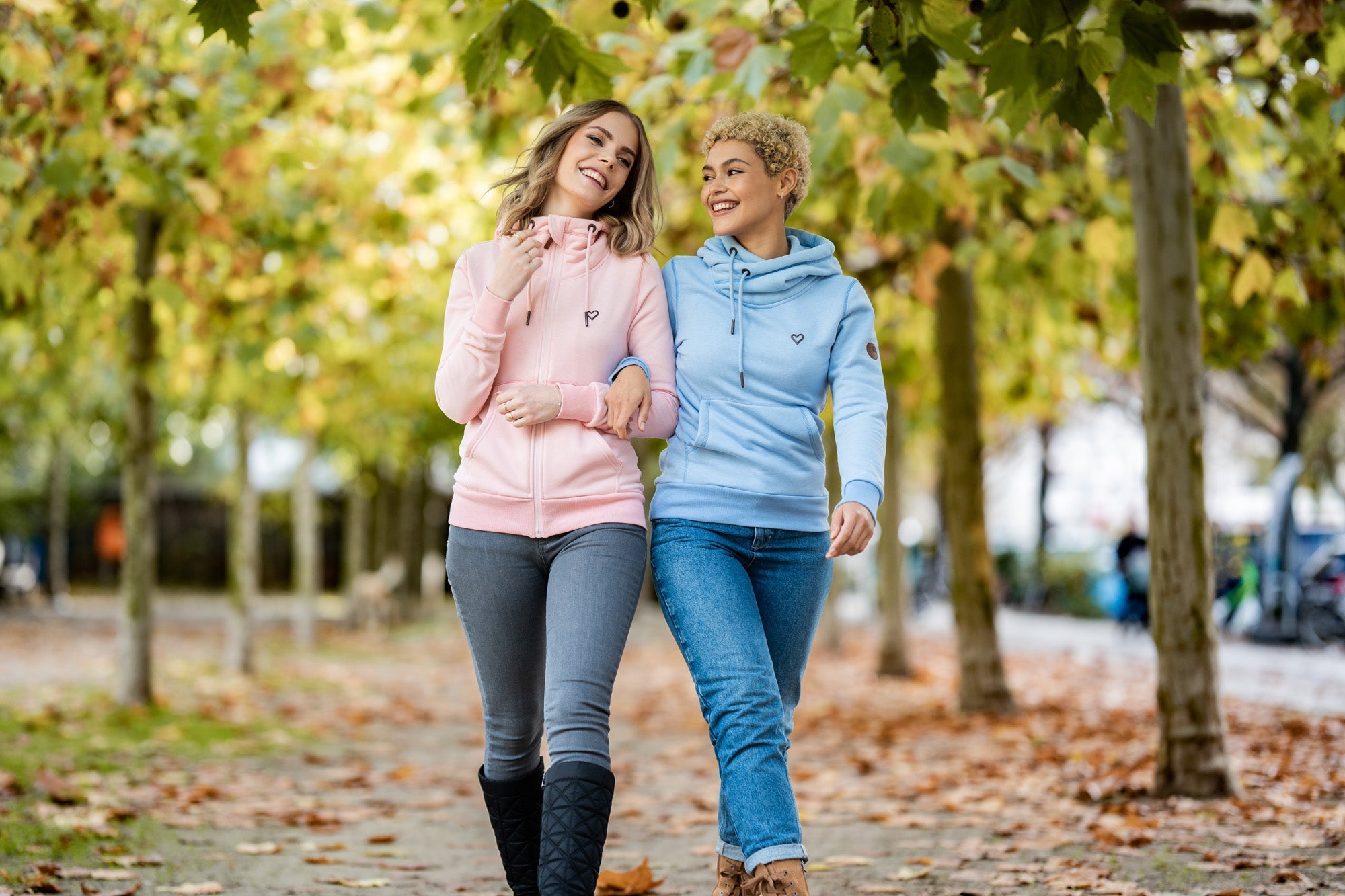 Gemütliche Alife & Kickin Damen Sweatjacke mit Kapuze und liebevollen Marken-Details in hochwertiger, veganer Qualität.