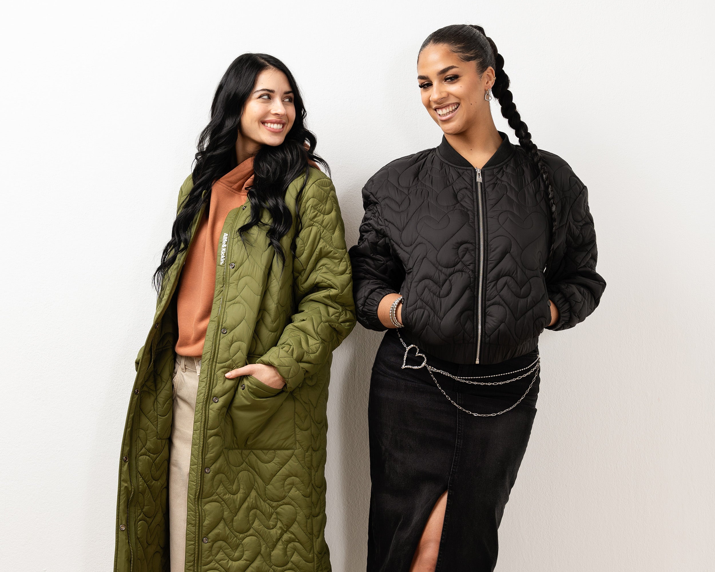 Sportliche Alife & Kickin Damen Übergangsjacke mit Kapuze und maritimen Details für den Frühling und Herbst.
