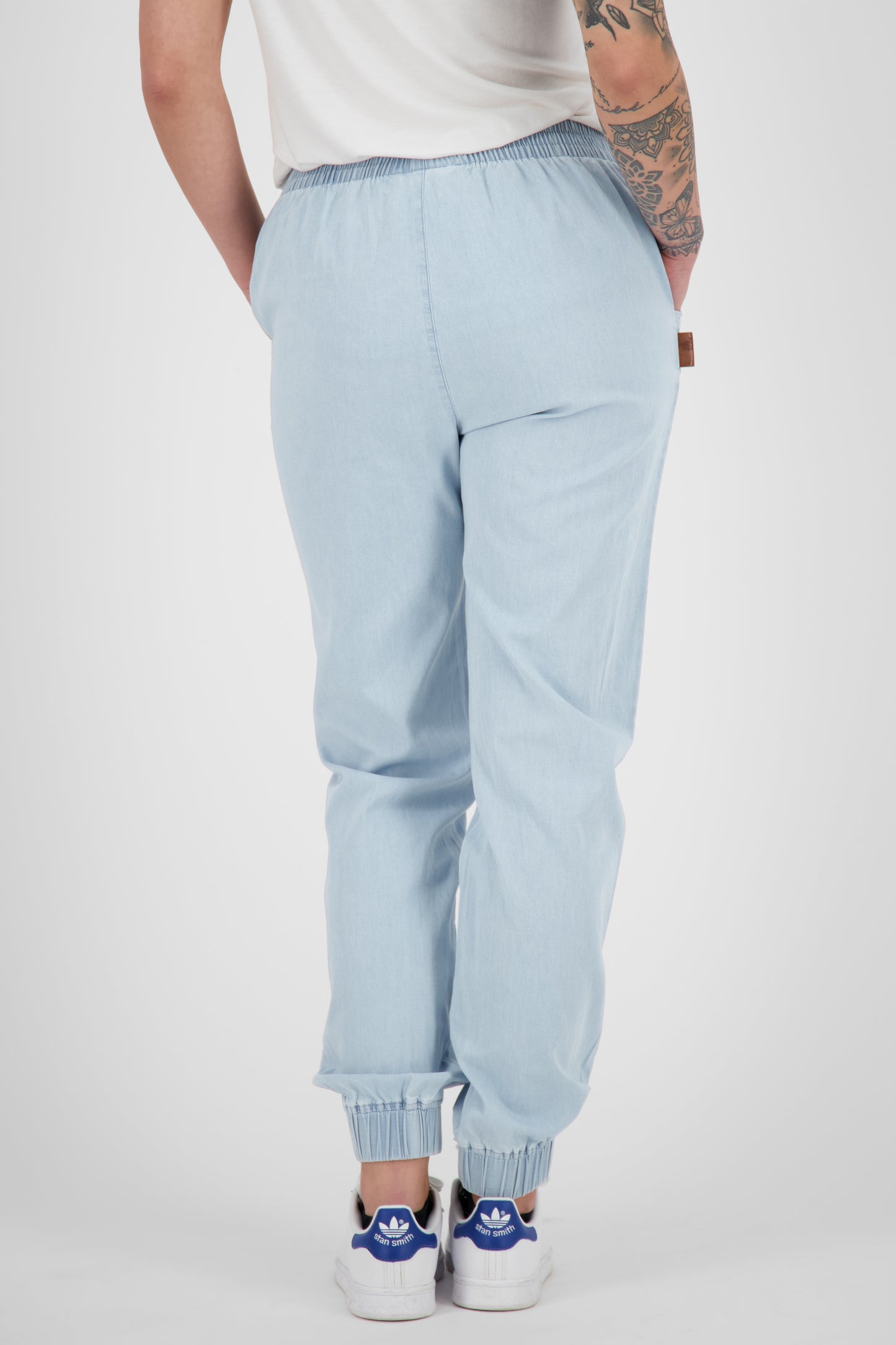AliciaAK DNM A - Bequeme Damenhose mit individuellem Look Hellblau