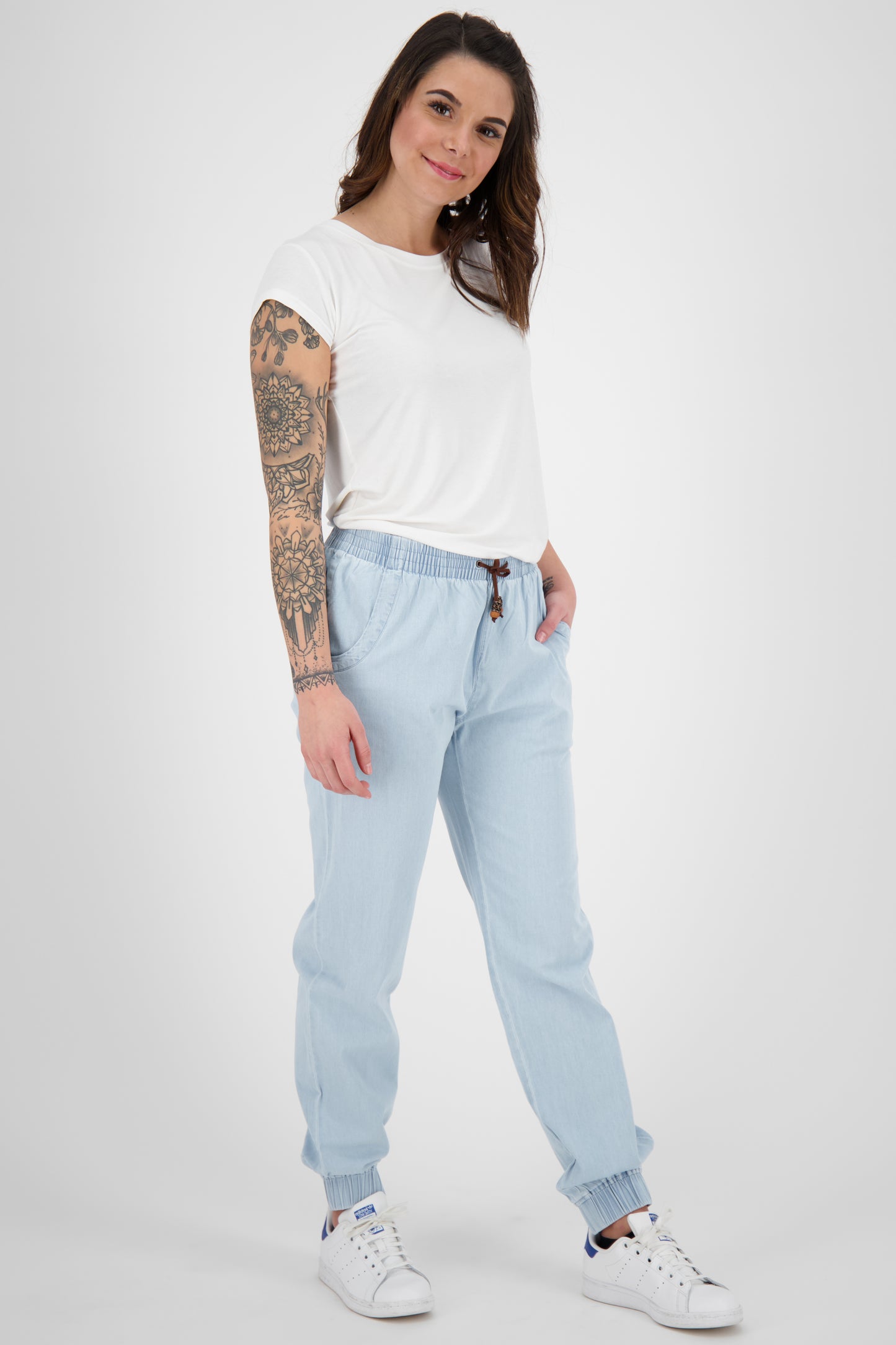 AliciaAK DNM A - Bequeme Damenhose mit individuellem Look Hellblau