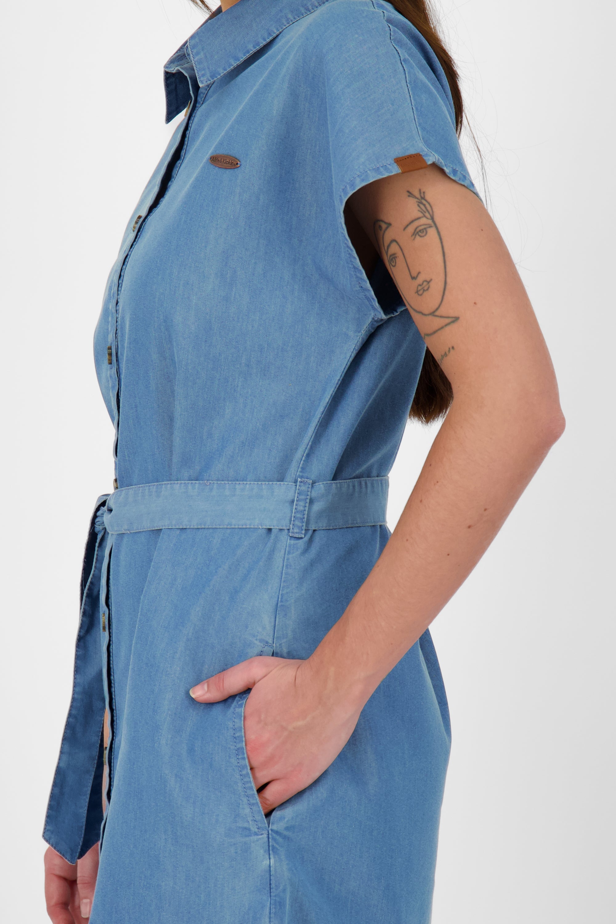 MaeveAK DNM A - Damenkleid in Denim-Optik von Alife and Kickin Hellblau