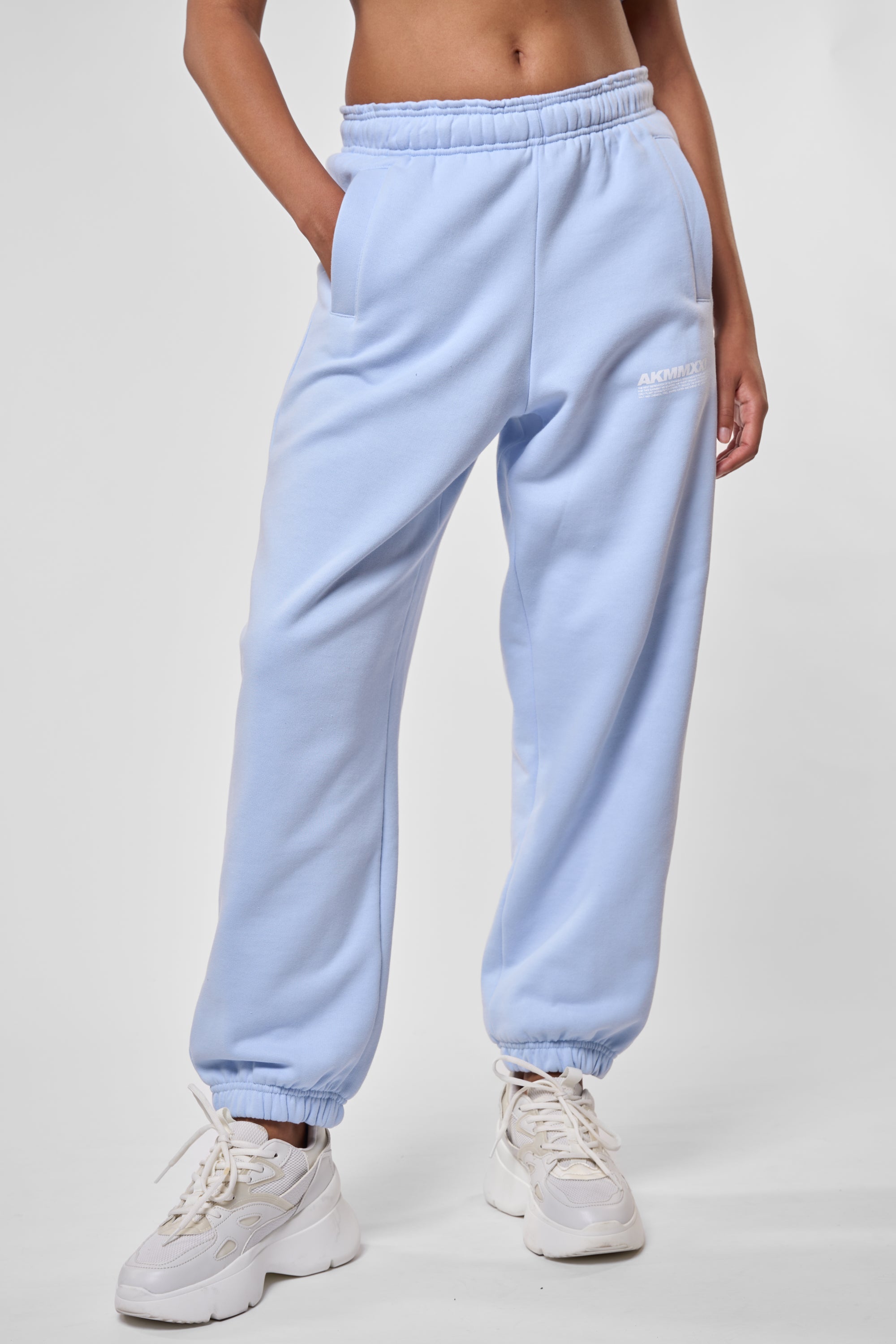 Nachhaltig produzierte Sweatpant PlutoAK A - der perfekte Begleiter für jeden Tag Hellblau